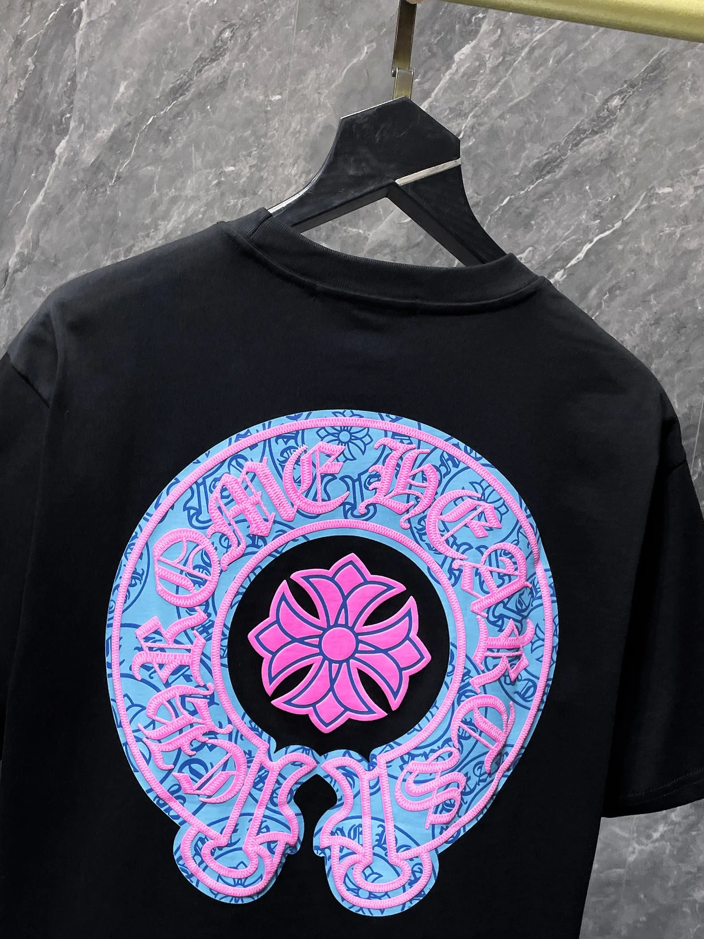 P146 New Chrome Hearts 25ss high version released in summer! ! High-weight, environmentally friendly and high-quality top-quality fabrics 260g~270g Crow Sanskrit horseshoe foam short-sleeves. Counter synchronization. 1:1 replica version. Recommended colors: white, black